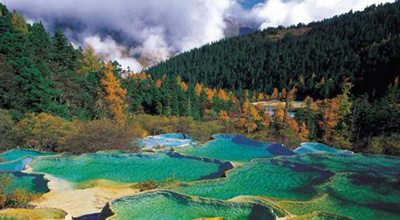 清遠(yuǎn)牛仔谷漂流拓展訓(xùn)練基地